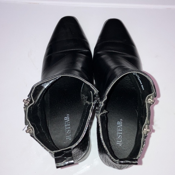 Women’s JustFab 2” Black Booties with Snake Texture Size 8.5 - Picture 2 of 5
